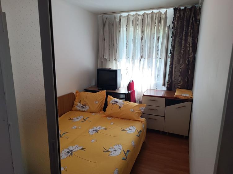 Apartament cu 3 camere semidecomandat în Palazu Mare