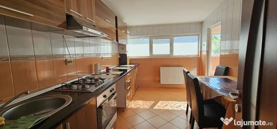 Apartament cu 5 camere decomandat în Micro 20