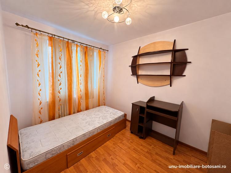 Apartament cu 3 camere semidecomandat în Central