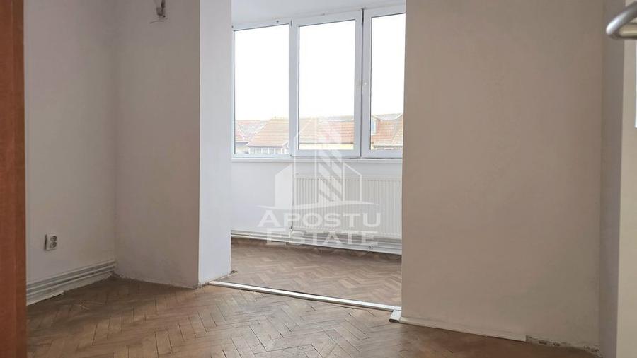 Apartament cu 4 camere semidecomandat în Aradului