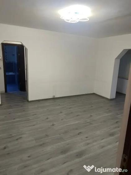 Apartament cu 2 camere semidecomandat în Craiovița Nouă