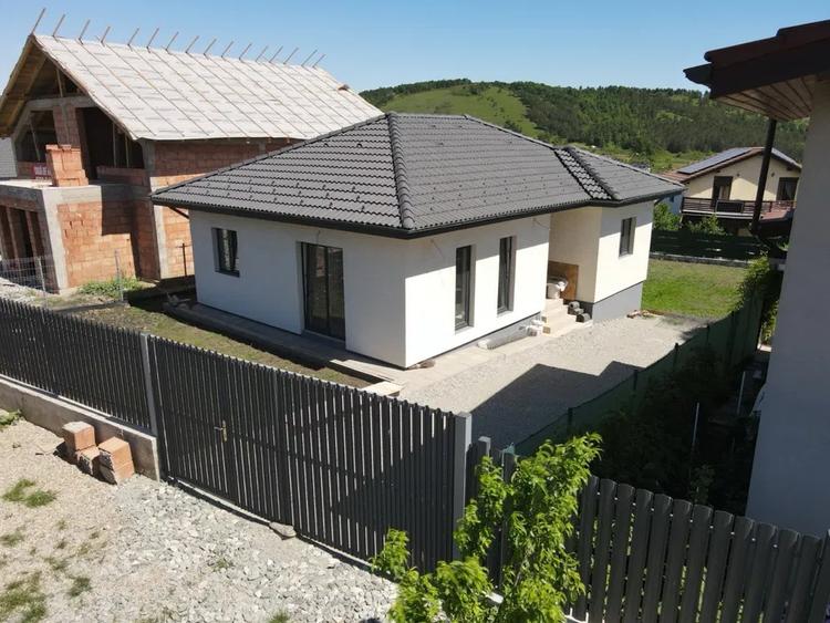 Casă individuală cu 3 camere cu Canalizare în Câmpenești