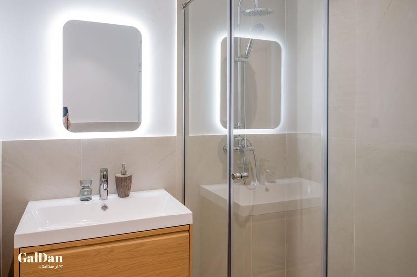 Apartament cu 5 camere decomandat, mobilat în Universitate