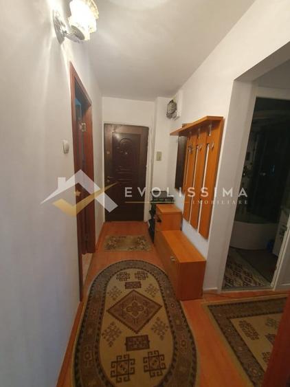 Apartament cu 3 camere decomandat, mobilat în Tractorul