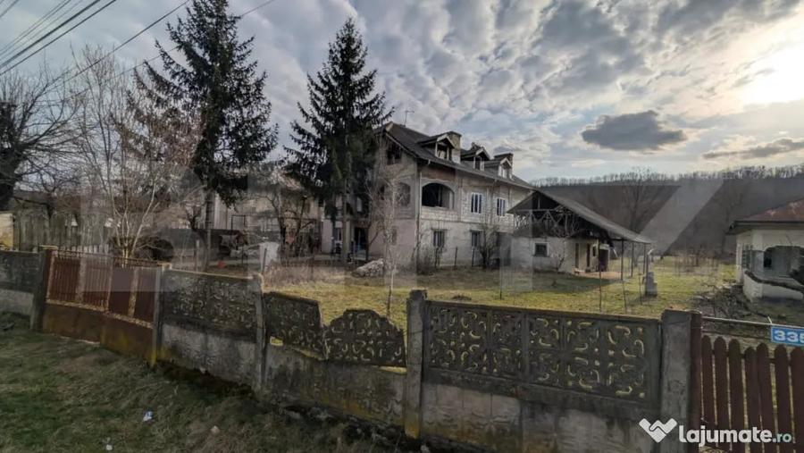 Casă cu 7 camere cu Teren 1656 Mp în Central