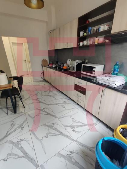 Apartament cu 3 camere semidecomandat, mobilat în Semicentral