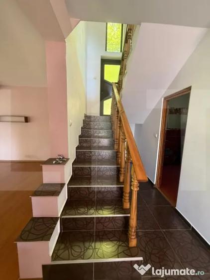 Casă cu 5 camere cu Teren 2248 Mp în Curtești