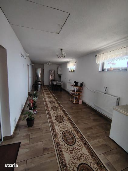 Casă cu 6 camere cu Teren 210 Mp în Zimandu Nou