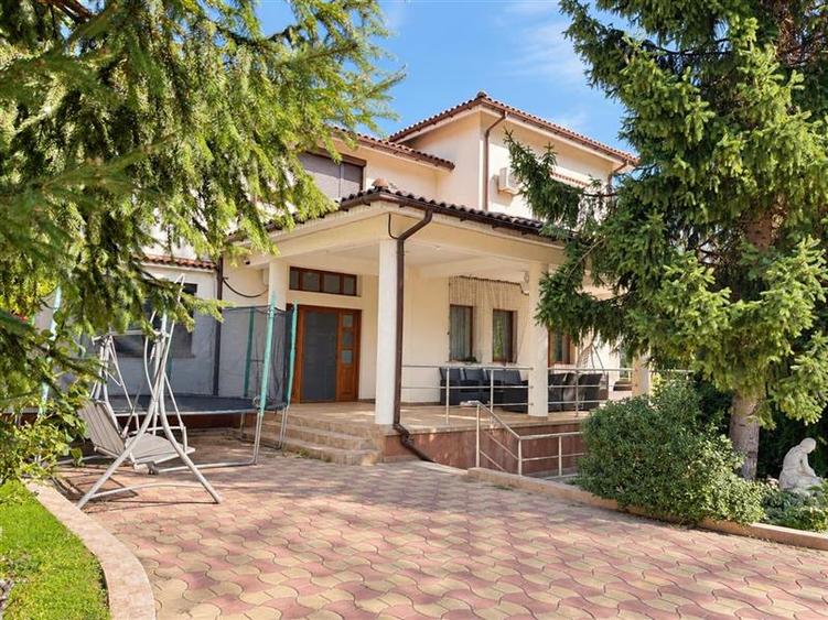 Casă individuală cu 6 camere cu Teren 911 Mp în Central