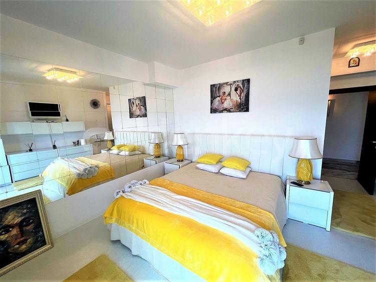 Penthouse cu 3 camere decomandat, mobilat în Central