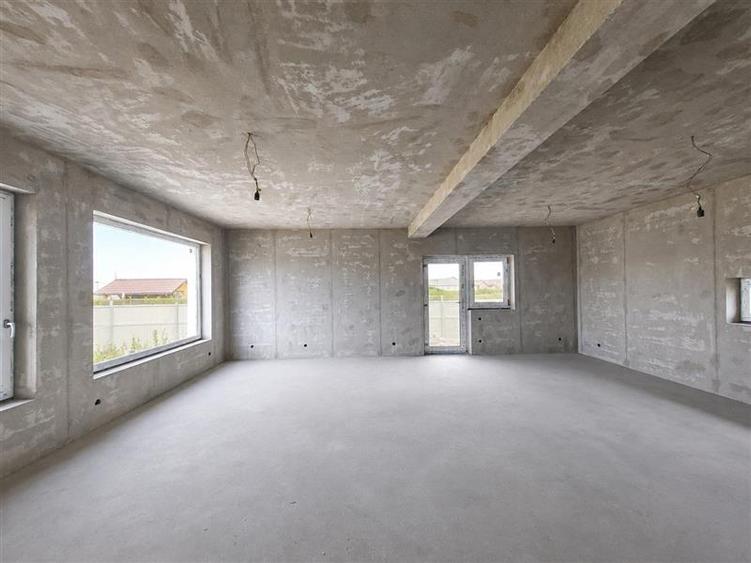 Casă cu 4 camere cu Teren 500 Mp în Sânpetru