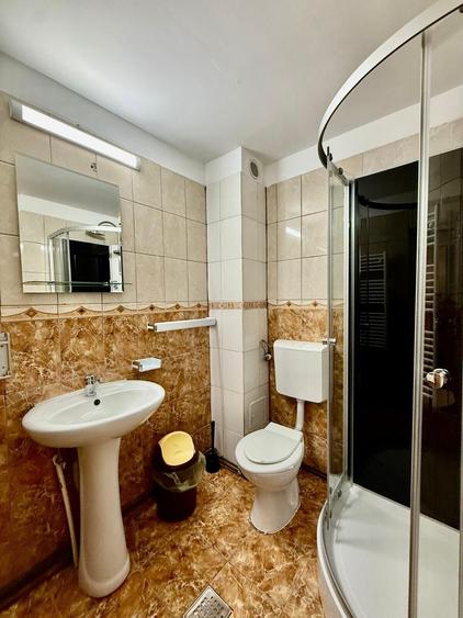 Duplex cu 18 camere cu Garaj în Central