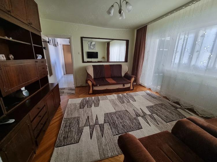 Apartament cu 3 camere semidecomandat în Girocului