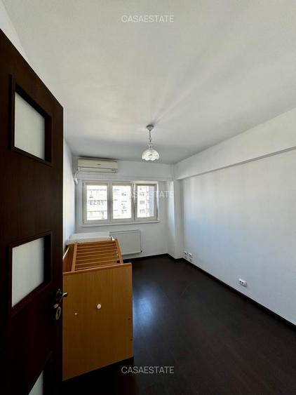 Apartament cu 3 camere decomandat în P-ța Victoriei