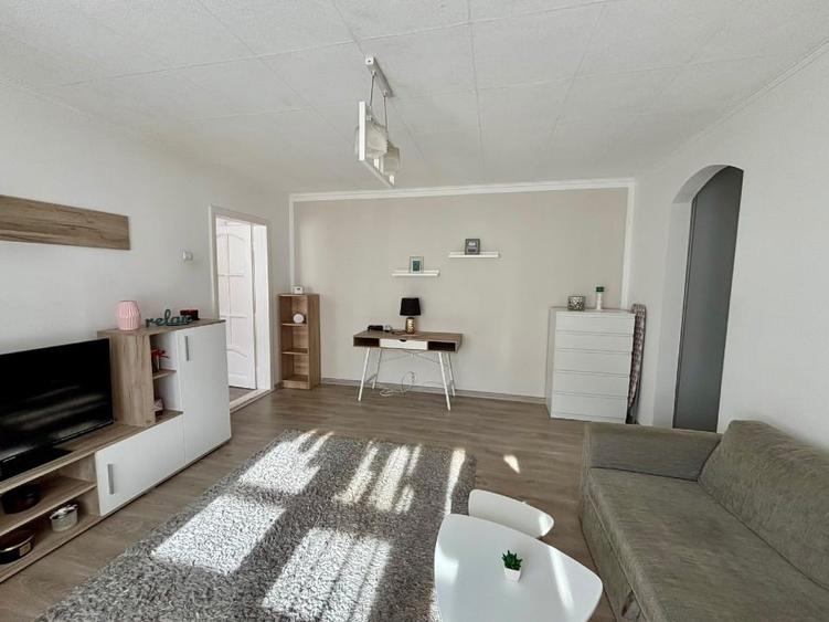 Apartament cu 2 camere semidecomandat, mobilat în Decebal