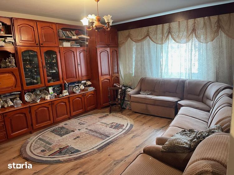 Apartament cu 3 camere decomandat în Carpați 2