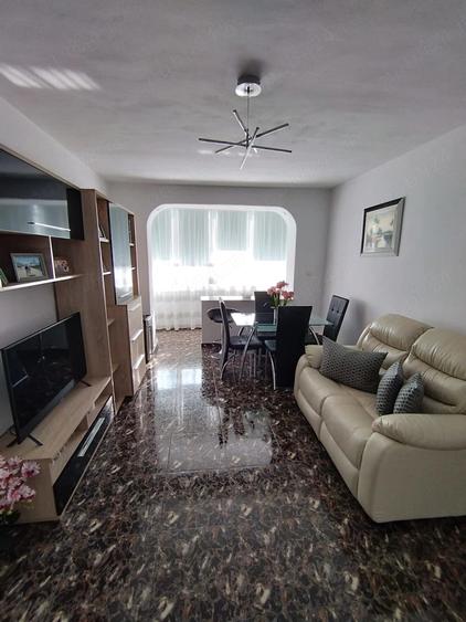 Apartament cu 4 camere semidecomandat în Central