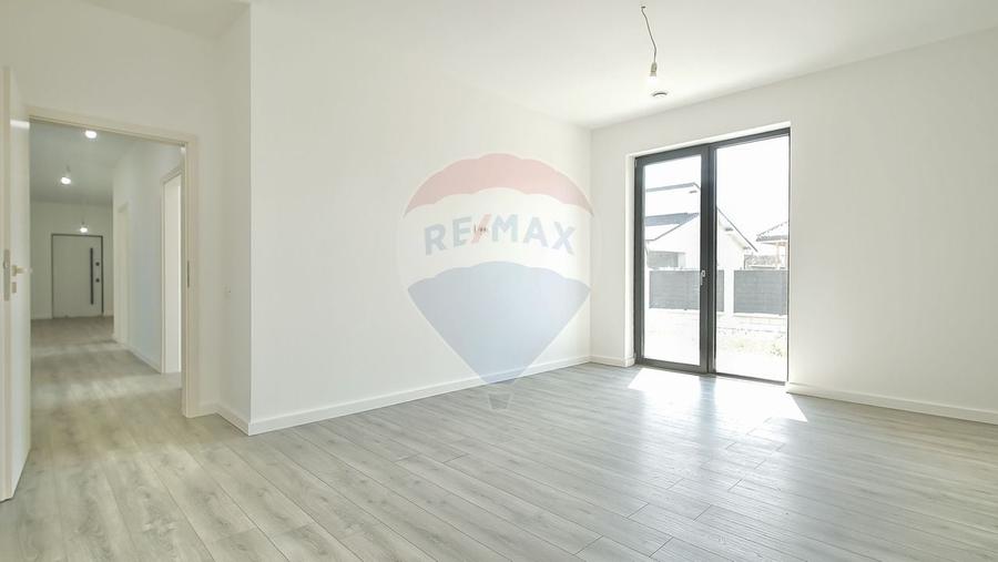 Casă cu 5 camere cu Teren 657 Mp în Hălchiu