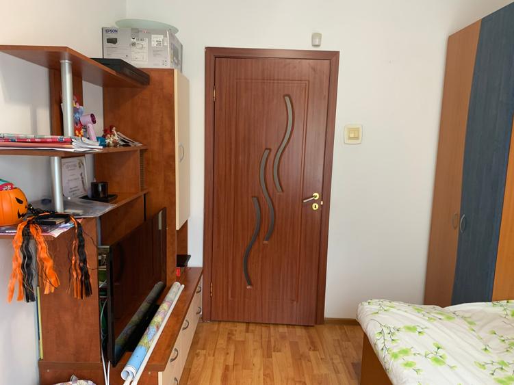 Apartament cu 3 camere semidecomandat în Berceni