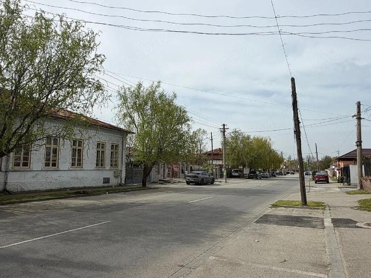 Casă cu 6 camere cu Teren 1658 Mp în Central