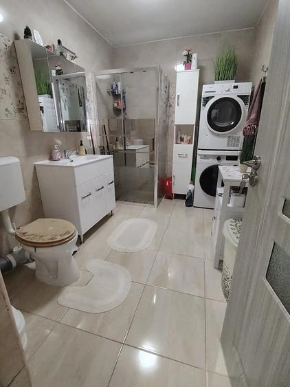 Apartament cu 3 camere semidecomandat în Florești