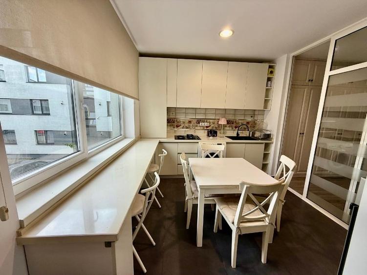 Apartament cu 3 camere semidecomandat, mobilat în Florești