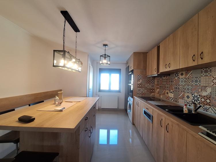 Apartament cu 3 camere semidecomandat, mobilat în Semicentral
