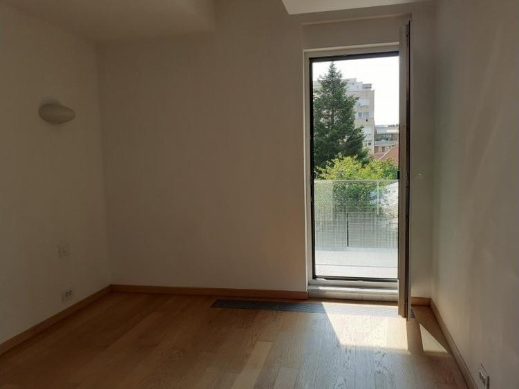Apartament cu 4 camere în Aviatorilor