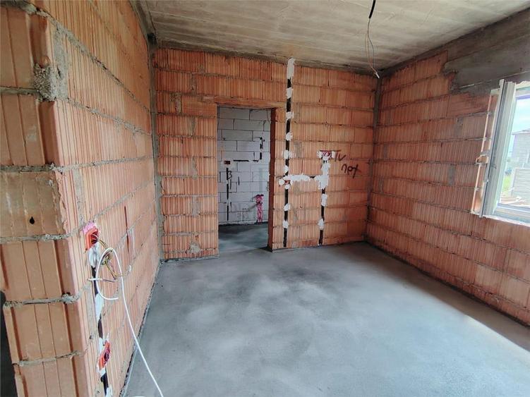 Casă cu 3 camere cu Teren 334 Mp în Moșnița Nouă