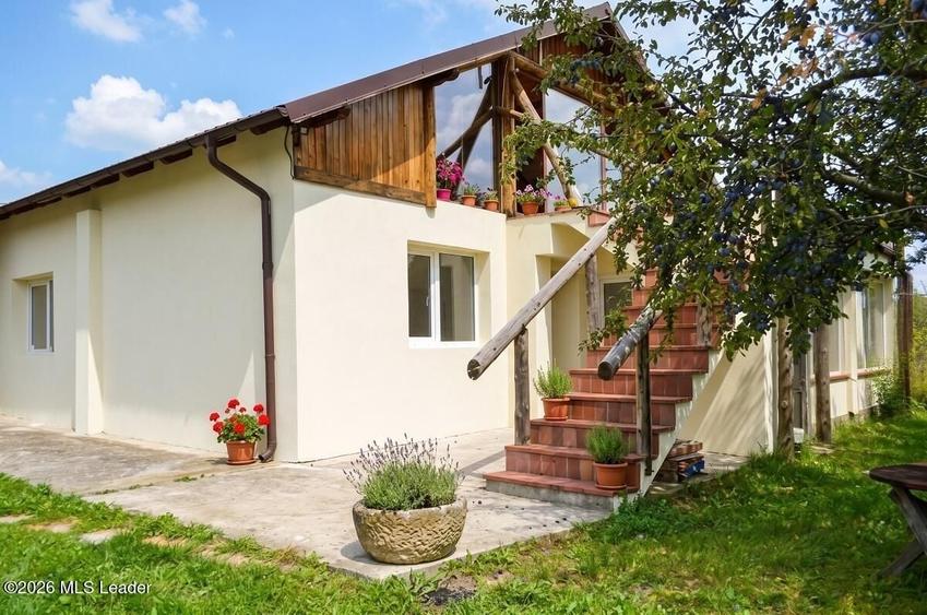 Casă individuală cu 6 camere cu Canalizare în Central