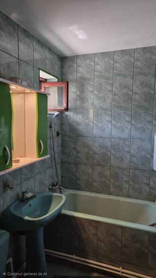 Apartament cu 3 camere semidecomandat, mobilat în Far