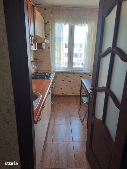 Apartament cu 3 camere semidecomandat în Tei