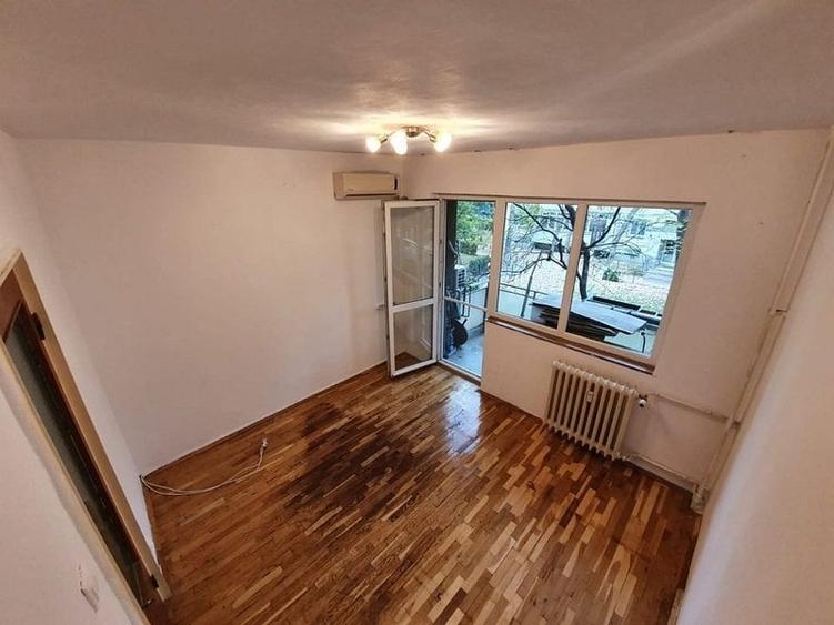 Apartament cu 4 camere semidecomandat în Berceni
