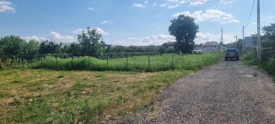 Teren de 400 mp, în Zăvoi