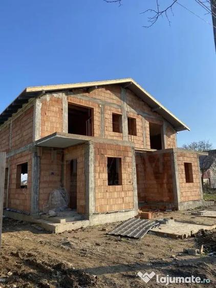 Casă cu 4 camere cu Canalizare în Bucovăț (Remetea Mare)