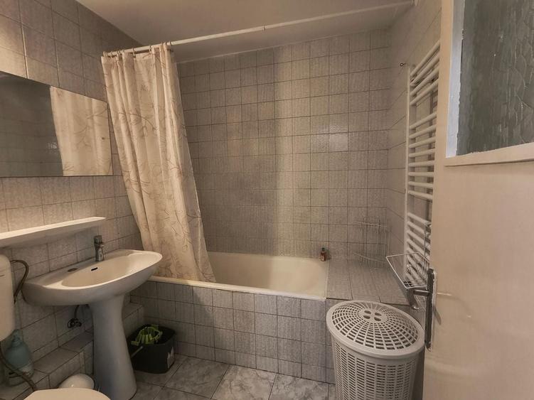Apartament cu 3 camere semidecomandat, mobilat în Panduri