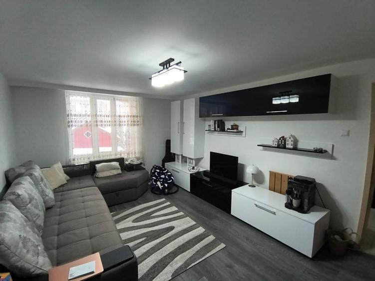 Apartament cu 4 camere decomandat, mobilat în Nord-Est