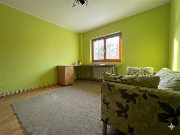 Apartament cu 3 camere decomandat, mobilat în Nicolina