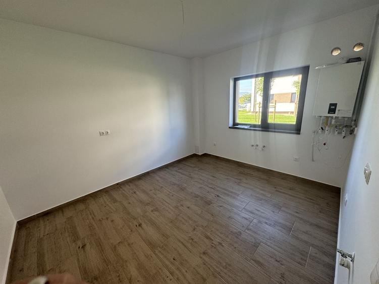 Apartament cu 7 camere decomandat în Sânpetru