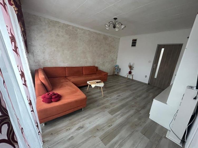 Apartament cu 5 camere decomandat, mobilat în UMT