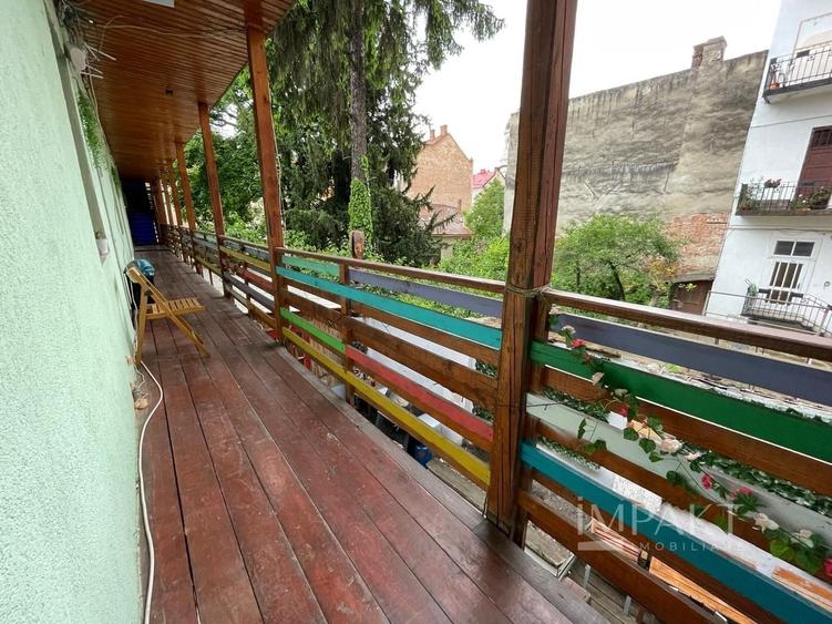 Casă individuală cu 14 camere cu Canalizare în Ultracentral