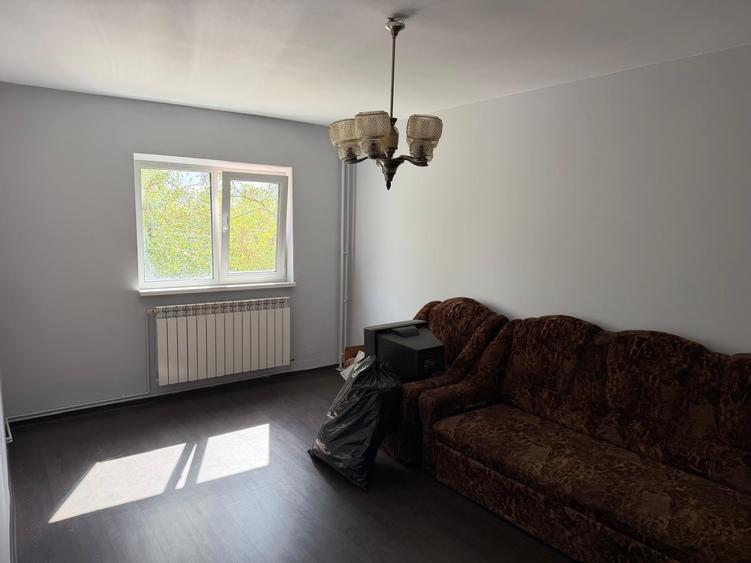 Apartament cu 3 camere decomandat în Canta