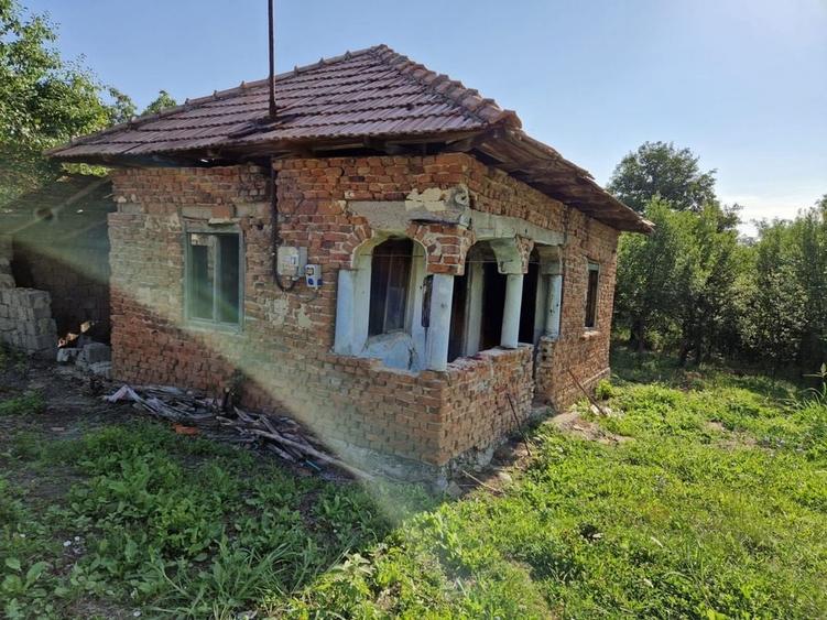 Teren de 2200 mp, în Milcoiu