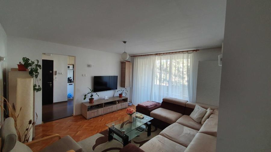 Apartament cu 3 camere semidecomandat în Tudor