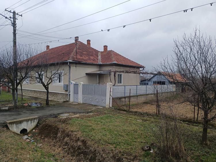 Casă cu 3 camere decomandat în Central