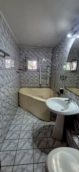Apartament cu 3 camere decomandat în Drumul Sării