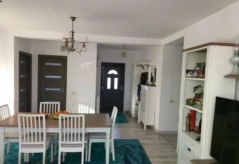Casă individuală cu 4 camere cu Garaj în Central