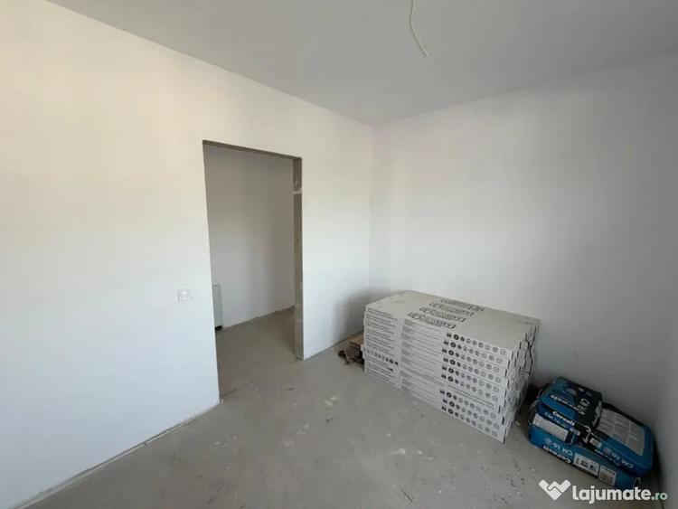 Apartament cu 4 camere semidecomandat în Florești