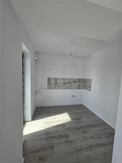 Apartament cu 3 camere semidecomandat în 1 Decembrie