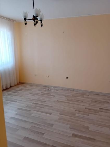 Apartament cu 3 camere decomandat în Micro 20
